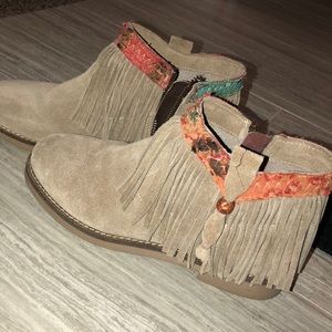 Cool way fringe booties